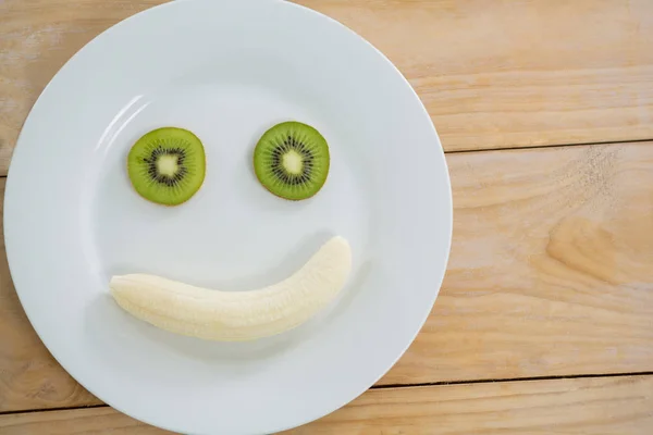 Banana e fetta di kiwi in piatto — Foto Stock