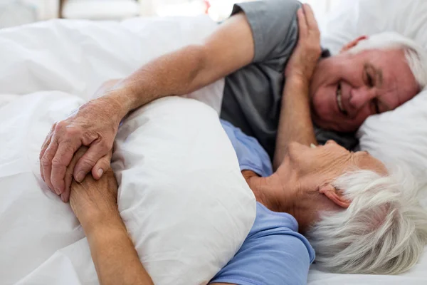 Casal sénior relaxante no quarto — Fotografia de Stock