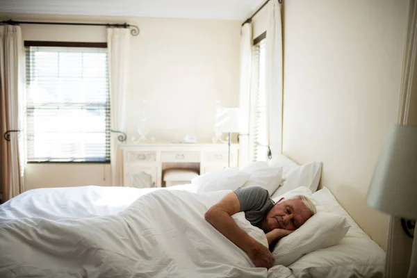 Senior mannen sover i sovrummet — Stockfoto