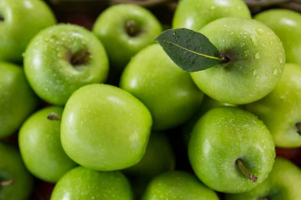 Manzanas verdes con gotitas de agua —  Fotos de Stock