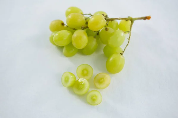 Close-up de cachos verdes de uvas — Fotografia de Stock