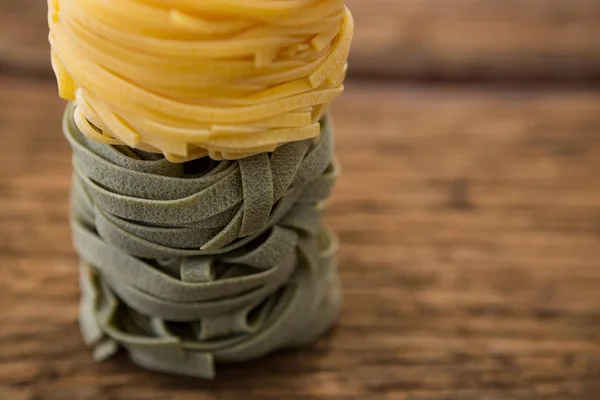 나무 표면에 Tagliatelle 파스타 — 스톡 사진