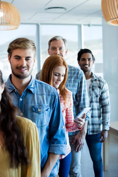 Glad kreativt företag team står i en kö — Stockfoto