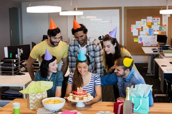 Équipe commerciale créative célébrant l'anniversaire de collègues — Photo