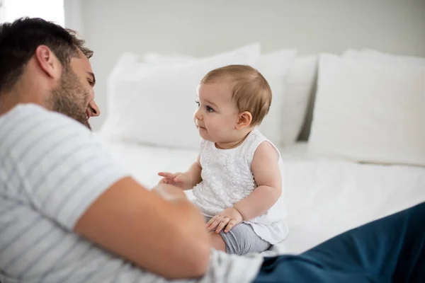 Fadern spelar med sin baby tjej i sovrum — Stockfoto