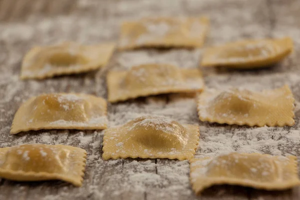 Ravioli pasta dammas med golvet på trä bakgrund — Stockfoto