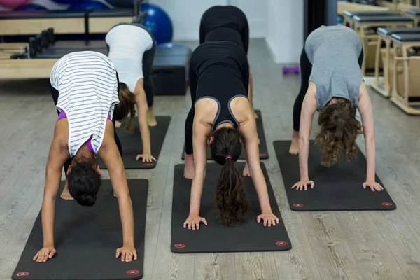 Groep vrouwen stretching oefening uitvoeren — Stockfoto