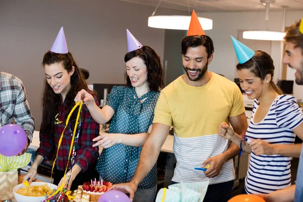 Creative business-team som firar kollegor födelsedag — Stockfoto