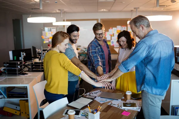 Creatieve business team samenstellen van hun handen — Stockfoto