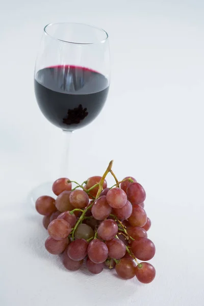 레드 와인으로 포도의 붉은 무리의 클로즈업 — 스톡 사진