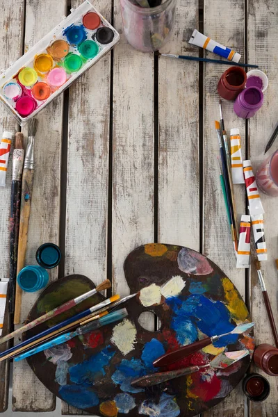 Vernici ad acquerello, tavolozza e pennelli su superficie di legno — Foto Stock