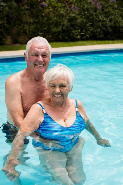Retrato de casal de idosos felizes na piscina — Fotografia de Stock