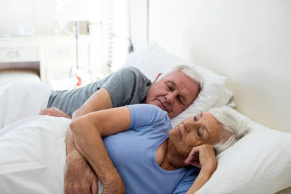 Seniorenpaar schläft im Schlafzimmer — Stockfoto