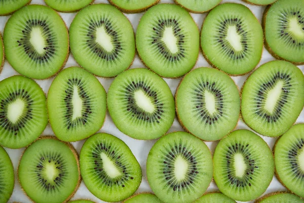 Slices of kiwi arranged on white background — Stock Photo, Image