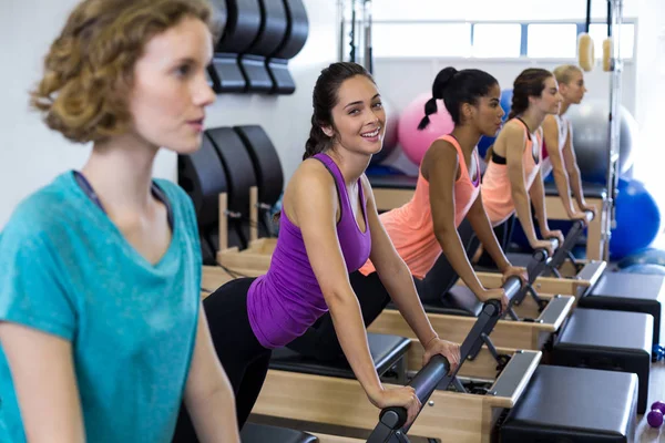 Groupe de femmes exerçant sur le réformateur — Photo