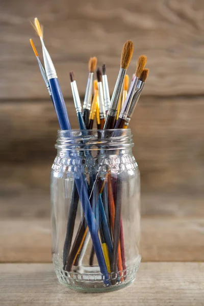 Verschillende penseel in een glazen pot — Stockfoto