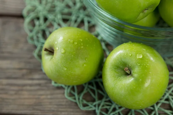 Close-up van groene appels met waterdruppeltjes in kom — Stockfoto