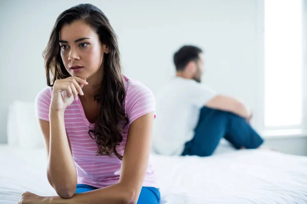 Casal ignorando uns aos outros no quarto — Fotografia de Stock