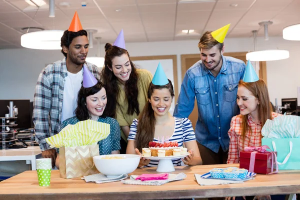 Equipo creativo de negocios celebrando el cumpleaños de sus colegas — Foto de Stock