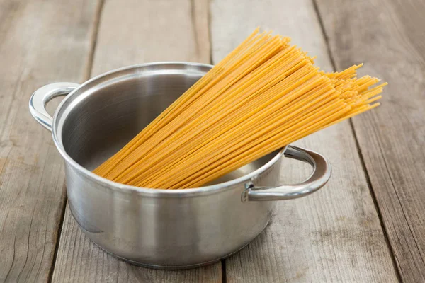 Pasta de espaguetis en utensilio — Foto de Stock