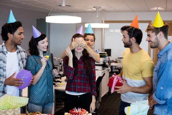 Equipe de negócios criativa dando uma surpresa para sua faculdade em seu aniversário — Fotografia de Stock