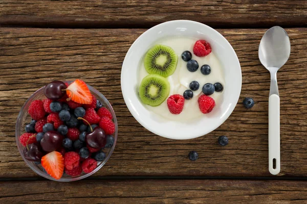 Frische Früchte in Schüssel und Teller — Stockfoto