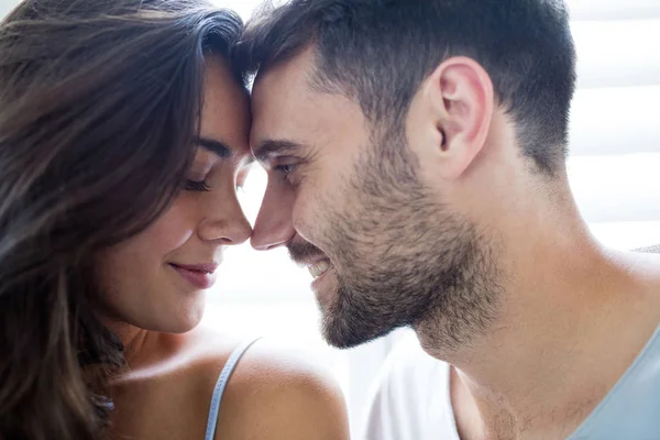 Casal jovem que romancia no quarto — Fotografia de Stock