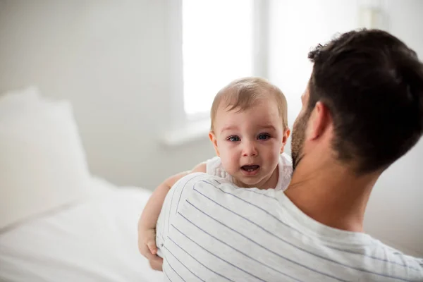彼の泣いている赤ちゃんの女の子を持つ父親 — ストック写真