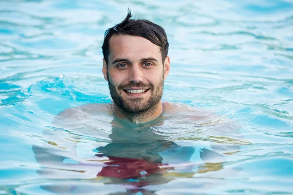 Genç adam rahatlatıcı havuz portresi — Stok fotoğraf