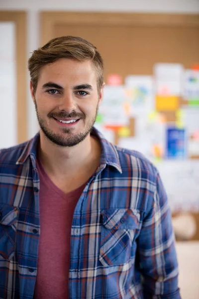 Homme souriant au bureau — Photo