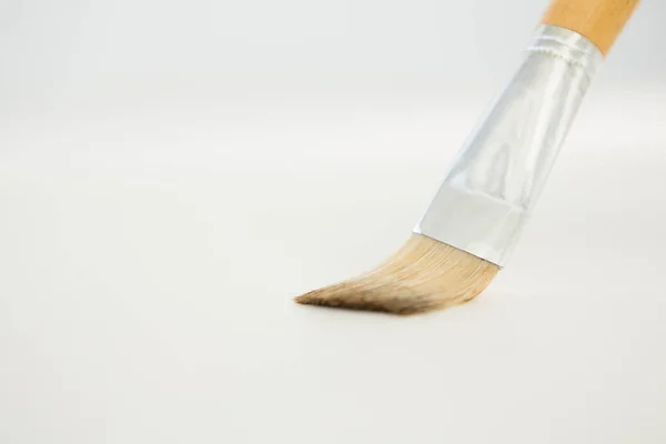 Flacher Pinsel auf weißem Hintergrund — Stockfoto