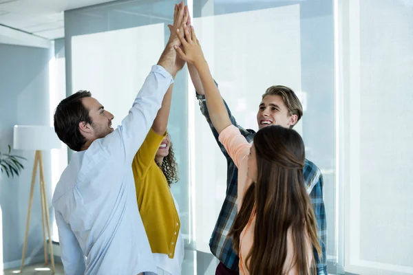 Creativo business team dando un cinque a vicenda — Foto Stock