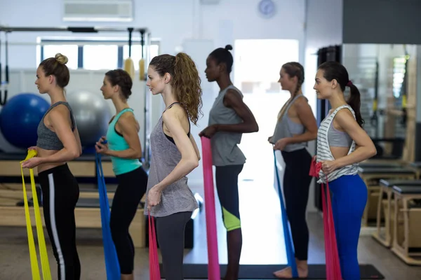 Fitte Frauen führen Dehnübungen mit Widerstandsband durch — Stockfoto