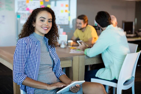 Smiling woman in office — Stock Photo, Image