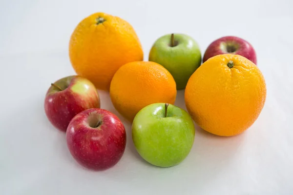 Närbild av apelsiner, röda äpplen och gröna äpplen — Stockfoto
