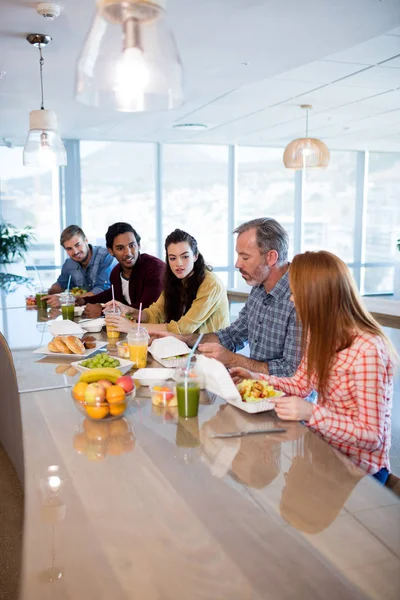Creative business-team måltid — Stockfoto