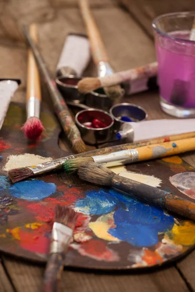 Palette with multiple colors, watercolor and paint brushes — Stock Photo, Image