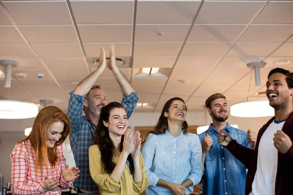 Glückliches kreatives Unternehmerteam feiert Erfolg — Stockfoto