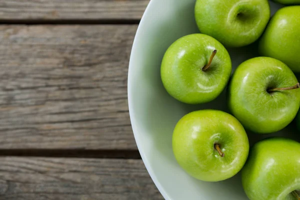 Gros plan des pommes vertes dans un bol — Photo