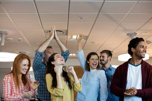 Glückliches kreatives Unternehmerteam feiert Erfolg — Stockfoto
