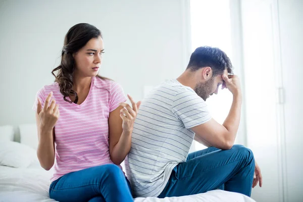 Casal discutindo uns com os outros no quarto — Fotografia de Stock