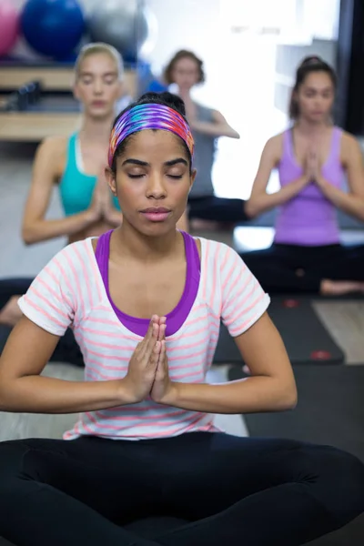 Gruppo di donne che fanno yoga — Foto Stock