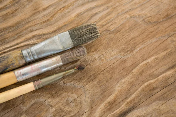 Pennelli per dipingere su superficie di legno — Foto Stock
