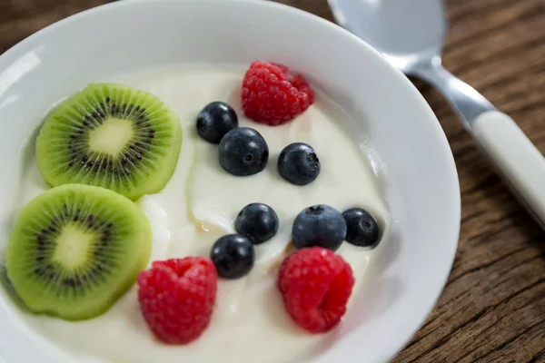 Primo piano di vari frutti in piatto con cucchiaio — Foto Stock