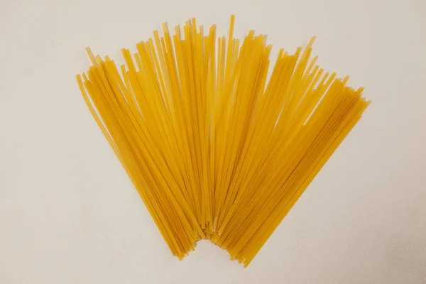 Паста-спагетти на белом фоне — стоковое фото