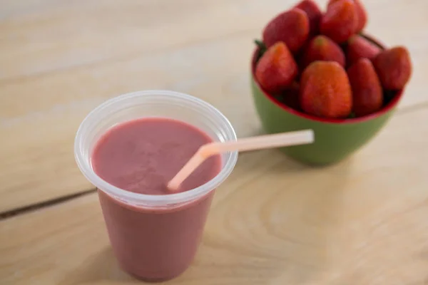 Primer plano del batido fresco y las fresas en un bol —  Fotos de Stock