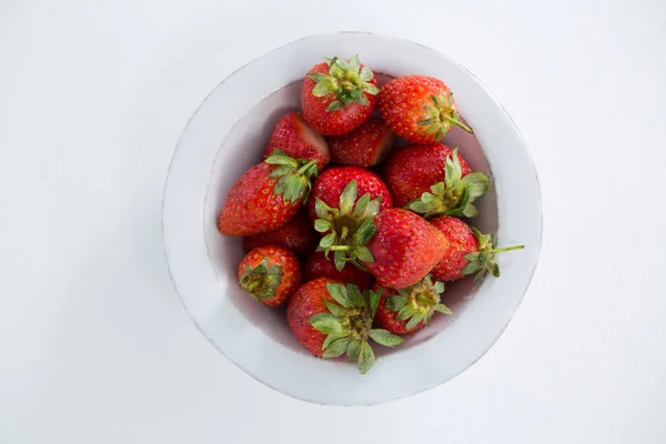 Sobrecarga de fresas frescas en tazón —  Fotos de Stock