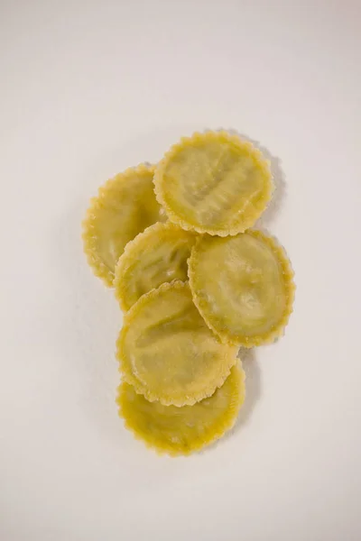 Pasta redonda de ravioles sobre fondo blanco — Foto de Stock