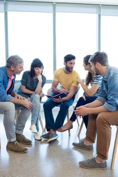 Equipe de negócios criativa tendo uma discussão — Fotografia de Stock