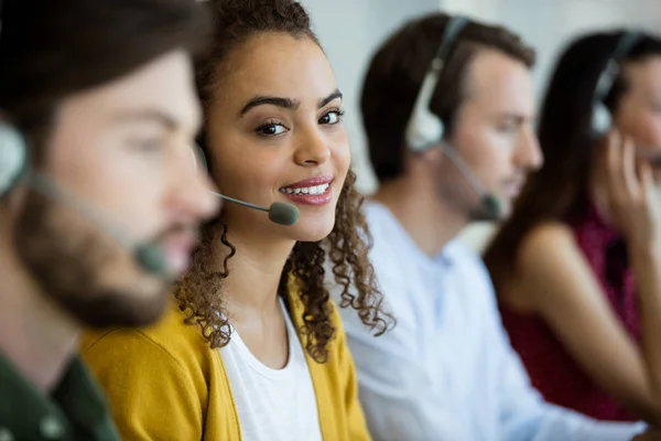 Customer service executive werken op kantoor — Stockfoto